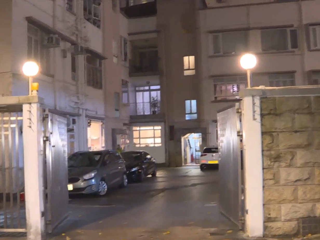 灣仔肇輝臺單位遭爆竊,賊人疑嫌夾萬太重棄山邊後逃逸。(有線新聞截圖)