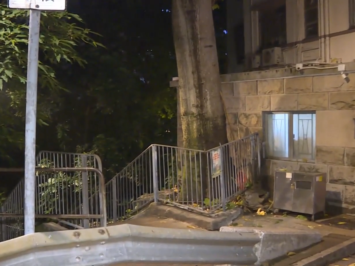 司徒拔道兒童遊樂場附近樓梯。(有線新聞截圖)