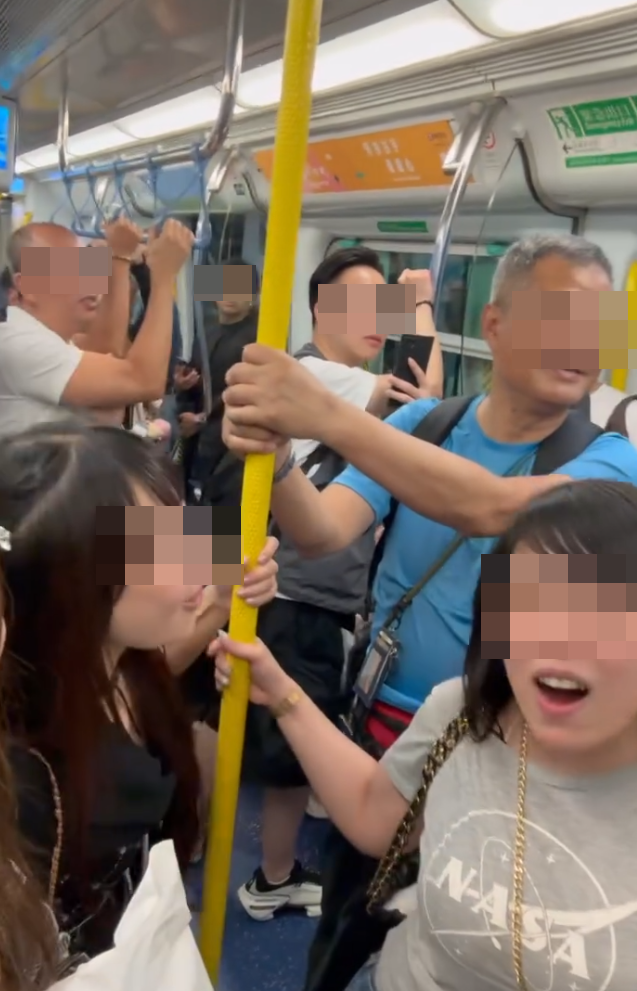 謝霆鋒粉絲散場期間在地鐵車廂拍放聲高歌,不少人舉機拍攝,流露享受表情。(threads)