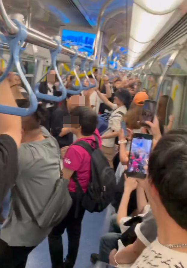 謝霆鋒粉絲散場期間在地鐵車廂拍放聲高歌,不少人舉機拍攝,流露享受表情。(threads)