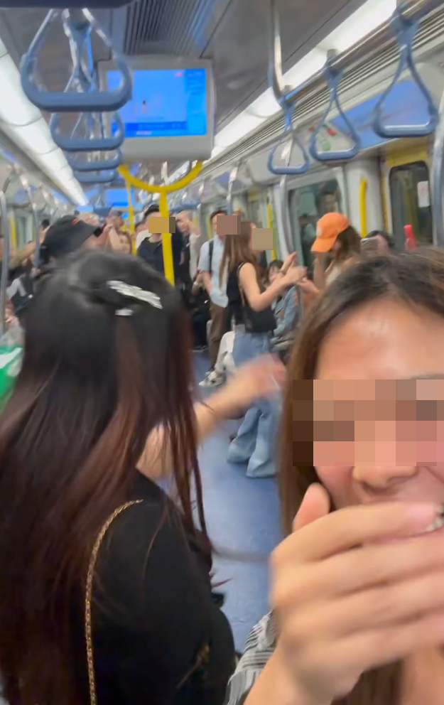 謝霆鋒粉絲散場期間在地鐵車廂拍放聲高歌,不少人舉機拍攝,流露享受表情。(threads)