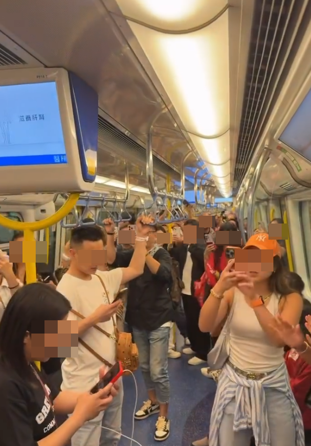 謝霆鋒粉絲散場期間在地鐵車廂拍放聲高歌,不少人舉機拍攝,流露享受表情。(threads)