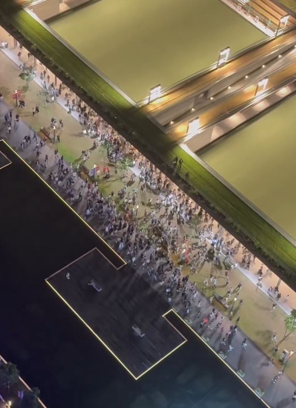 大批謝霆鋒歌迷從啟德主場館離開時,已有人自攜擴音設備帶領下自發「Encore」高歌(threads)