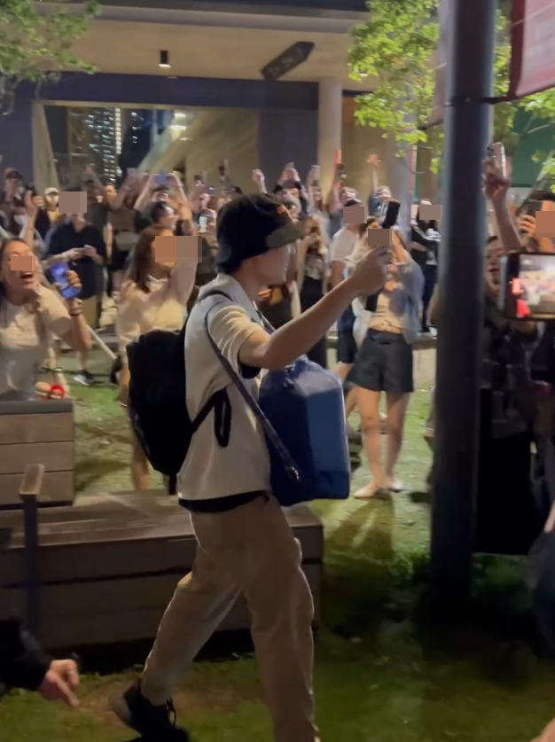 大批謝霆鋒歌迷從啟德主場館離開時,已有人自攜擴音設備帶領下自發「Encore」高歌(threads)