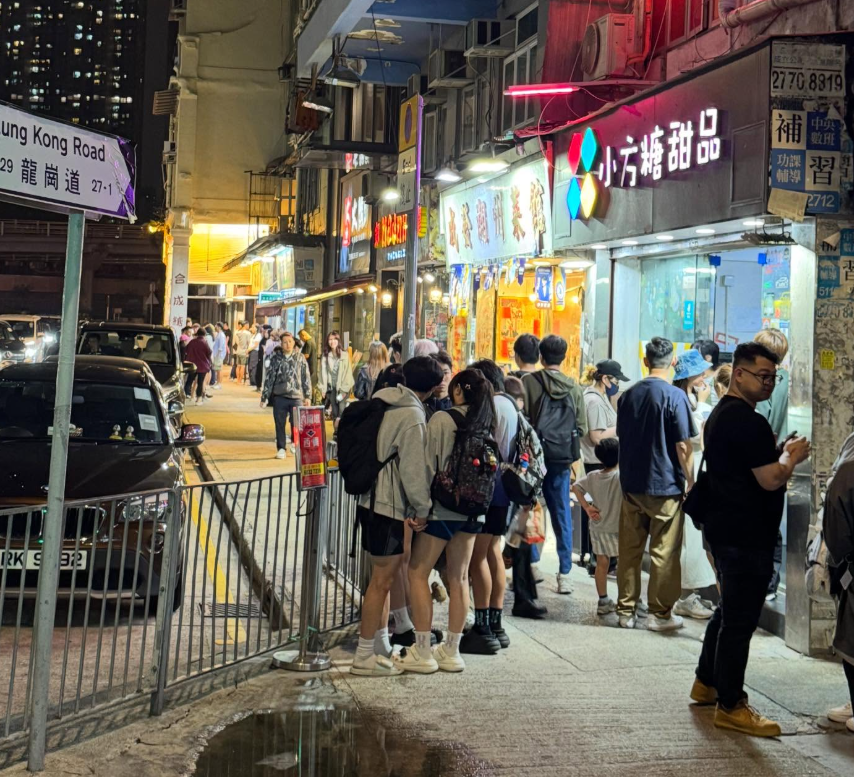 有人拍下照片,可見晚上九龍城有餐廳外大批粉絲排長龍,指演唱會引發「謝霆鋒經濟」,「深夜的九龍城都帶旺埋」。(threads)