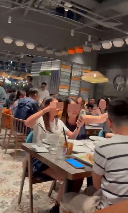 謝霆鋒粉絲往啟德零售館一泰菜餐廳用膳,店方播出謝霆鋒音樂,全場食客一同高唱如同開小型派對(讀者提供)