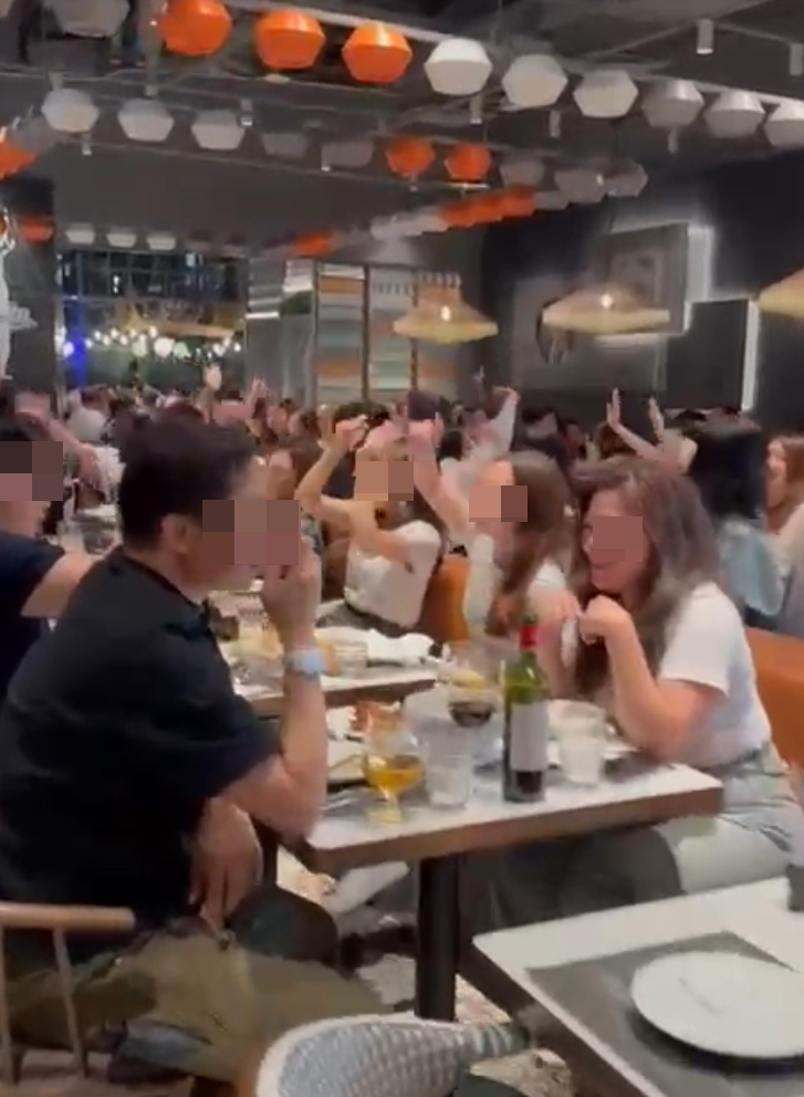 謝霆鋒粉絲往啟德零售館一泰菜餐廳用膳,店方播出謝霆鋒音樂,全場食客一同高唱如同開小型派對(threads@greyhoundcafehk)