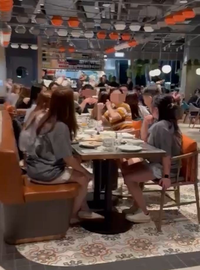 謝霆鋒粉絲往啟德零售館一泰菜餐廳用膳,店方播出謝霆鋒音樂,全場食客一同高唱如同開小型派對(threads@greyhoundcafehk)