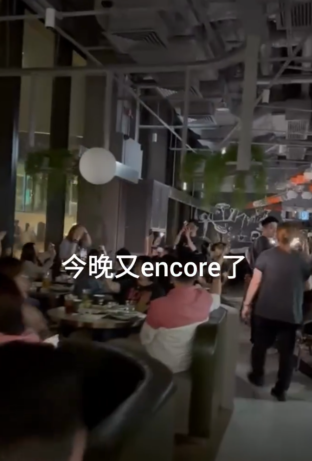 謝霆鋒粉絲往啟德零售館一泰菜餐廳用膳,店方播出謝霆鋒音樂,全場食客一同高唱如同開小型派對(threads@greyhoundcafehk)