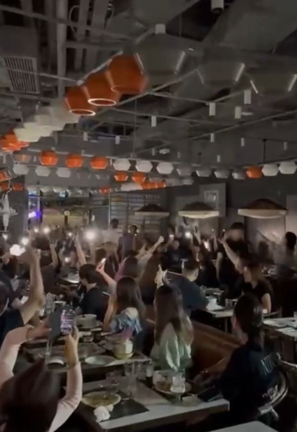 謝霆鋒粉絲往啟德零售館一泰菜餐廳用膳,店方播出謝霆鋒音樂,全場食客一同高唱如同開小型派對(threads@greyhoundcafehk)