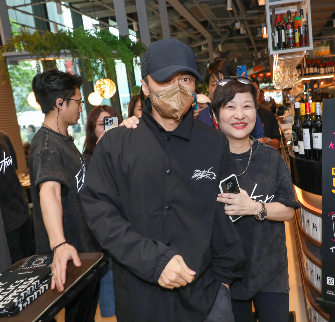 片段流傳後更成功「召喚」謝霆鋒與團隊開場前往用膳(threads@greyhoundcafehk)