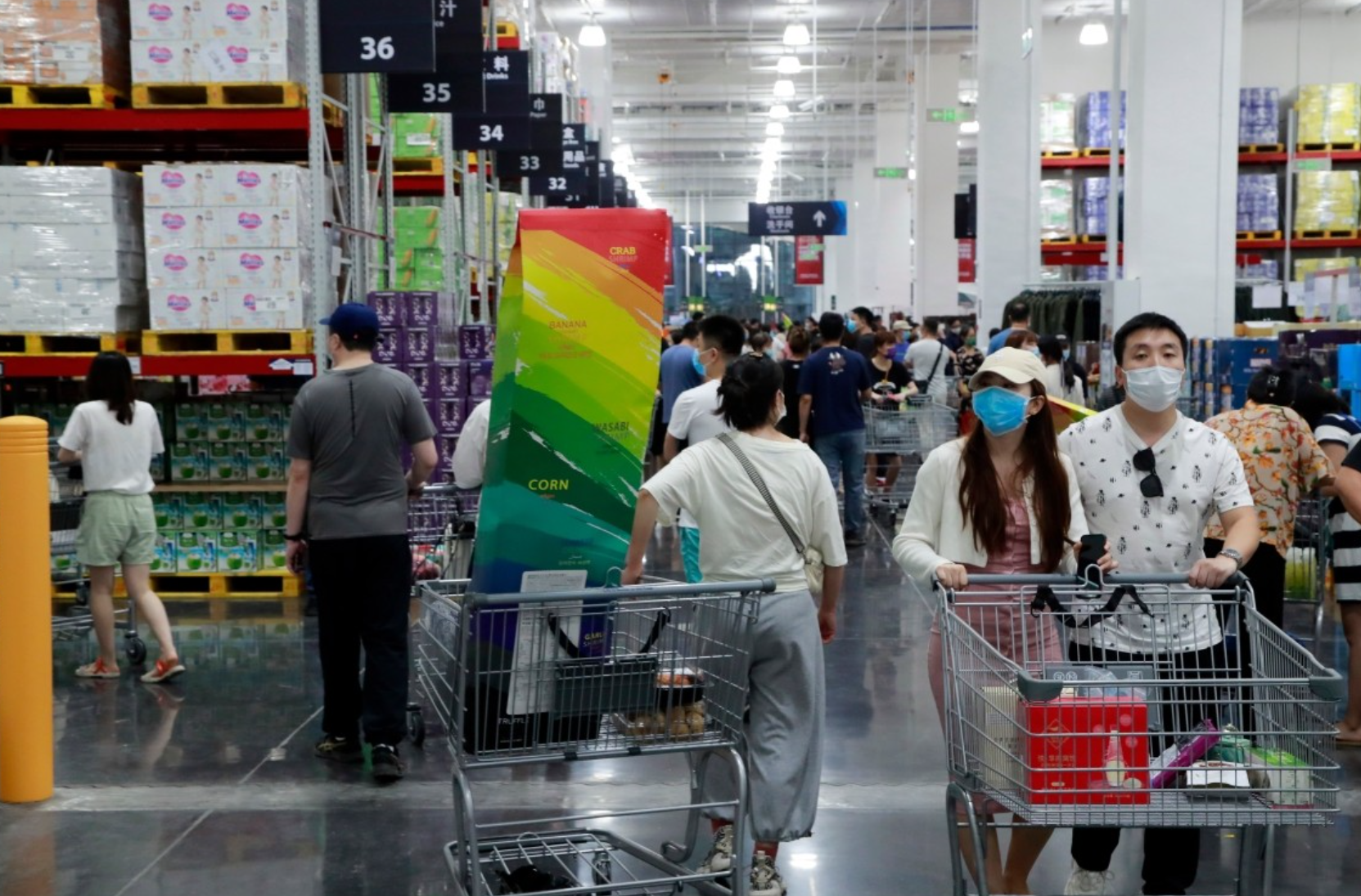 2023年通關後,深圳山姆會員商店、Costco等倉儲式超市在港人中掀起一陣熱潮,成為他們北上掃貨的熱門之選。(中通社)