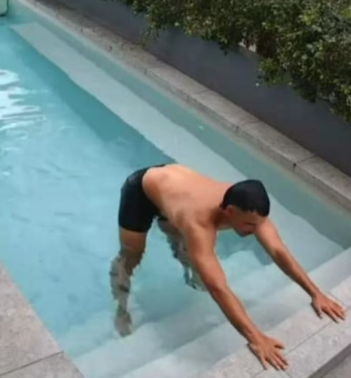 怪男游泳前還在池邊拉筋。(互聯網)