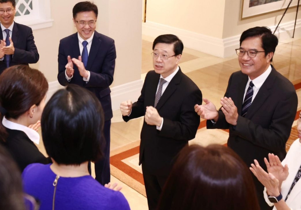 行政長官李家超2023年6月在禮賓府,與即將往北京參與載荷專家選拔複選的香港候選人會面及打氣時,當局發布的圖片亦只有候選人背面,背影見到有不少女性身影。