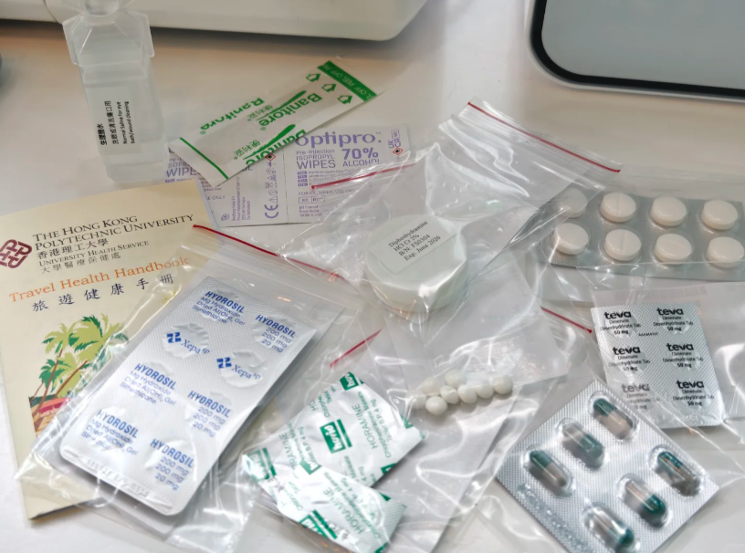 小紅書近日出現不少關於香港理工大學旅行藥包的帖文,指只需40元就有齊傷風、抗敏感、止痛、止嘔及退燒等7款備用藥,藥包是由理工大學醫療保健處提供。(小紅書)