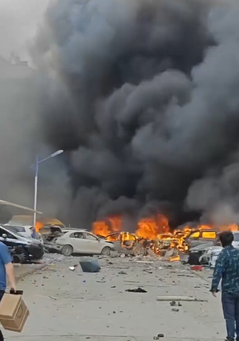 山西省太原市小店區光明路附近的一處居民小區發生爆炸,現場產生大量濃煙,周邊建築有玻璃震碎。(影片截圖)