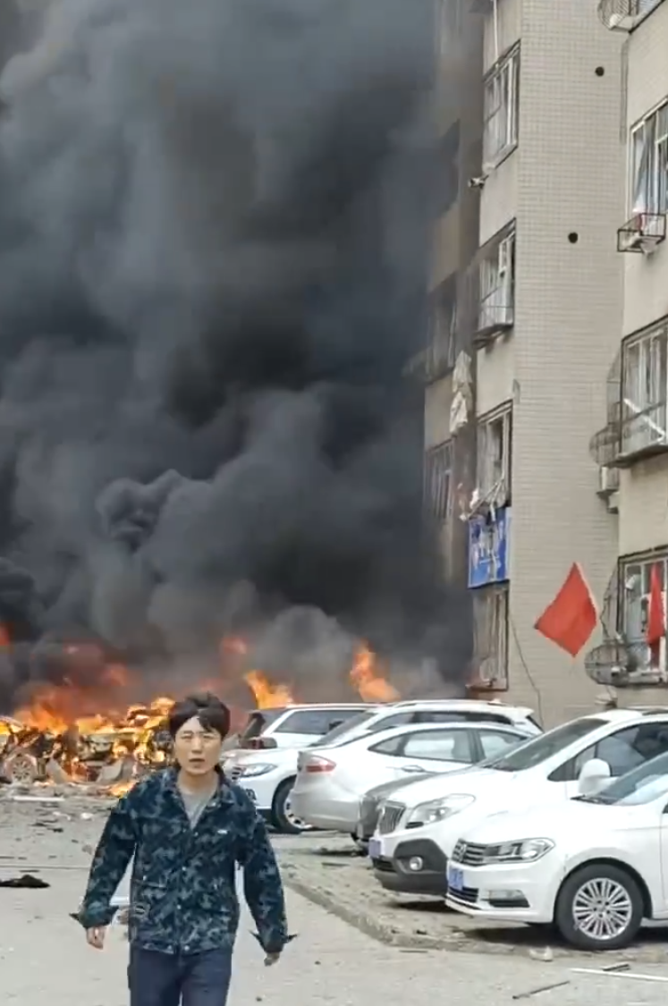 山西省太原市小店區光明路附近的一處居民小區發生爆炸,現場產生大量濃煙,周邊建築有玻璃震碎。(影片截圖)