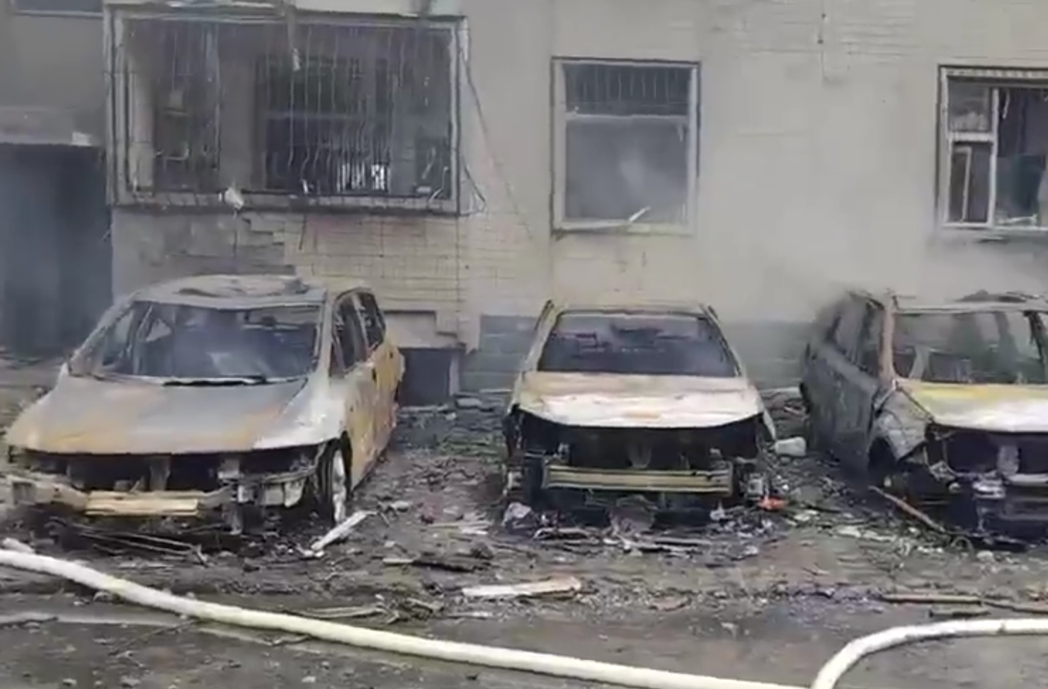 山西省太原市小店區光明路附近的一處居民小區發生爆炸,現場產生大量濃煙,周邊建築有玻璃震碎。(影片截圖)