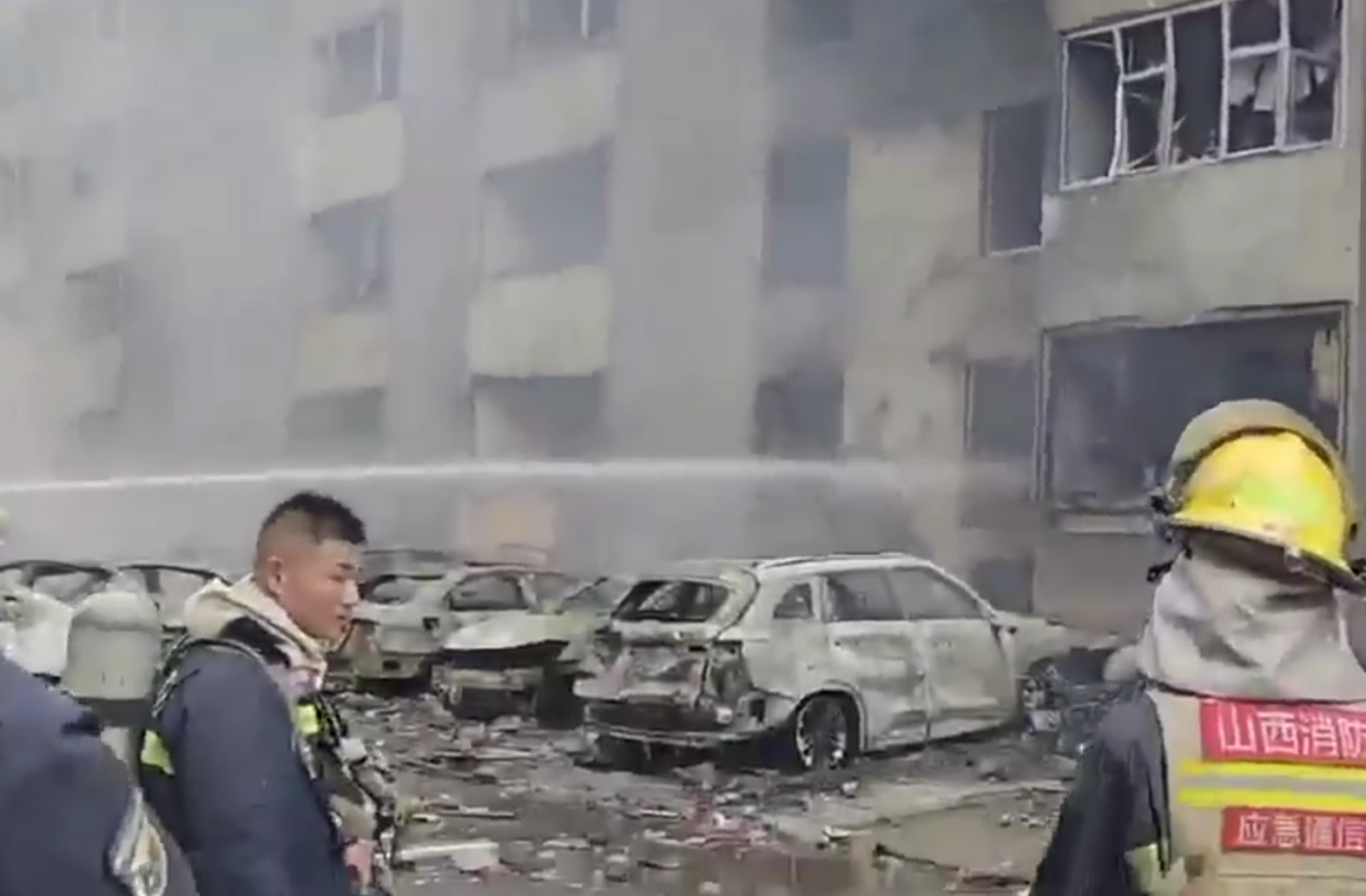 山西省太原市小店區光明路附近的一處居民小區發生爆炸,現場產生大量濃煙,周邊建築有玻璃震碎。(影片截圖)