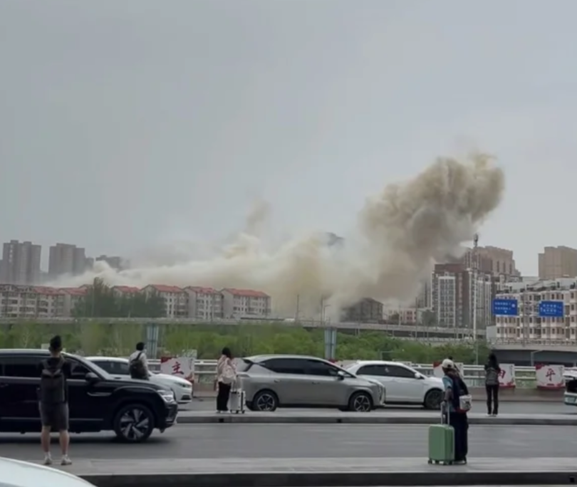 山西省太原市小店區光明路附近的一處居民小區發生爆炸,現場產生大量濃煙,周邊建築有玻璃震碎。(影片截圖)