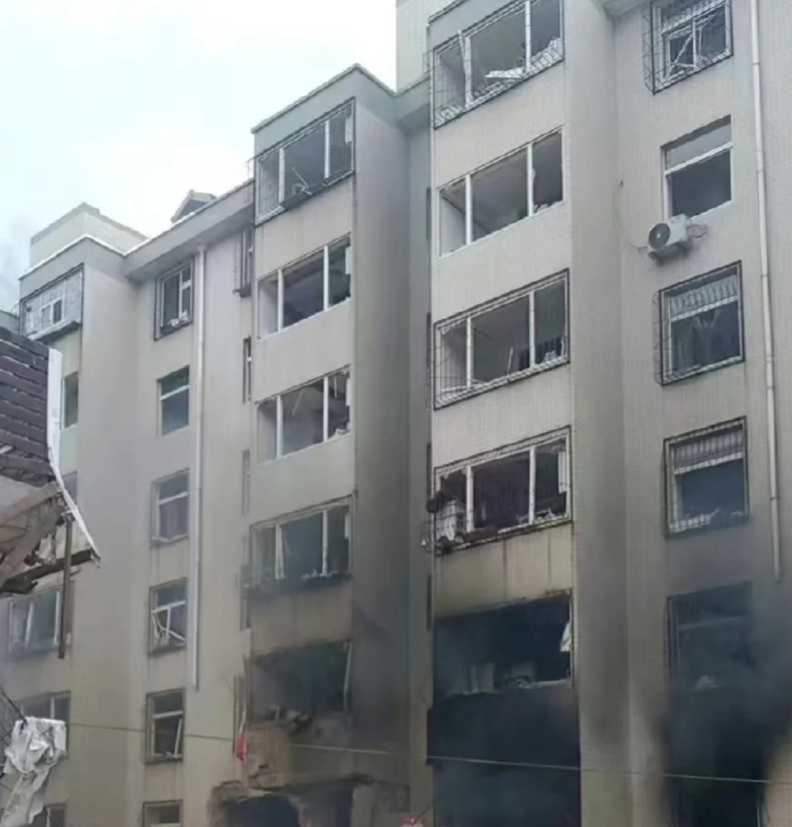 山西省太原市小店區光明路附近的一處居民小區發生爆炸,現場產生大量濃煙,周邊建築有玻璃震碎。(影片截圖)