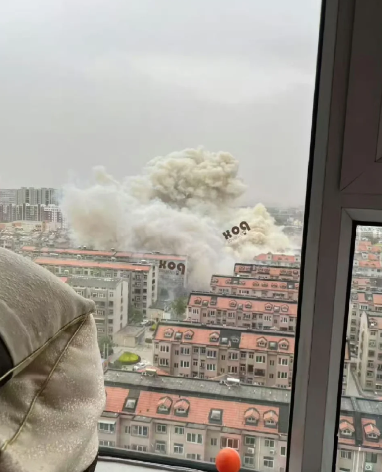山西省太原市小店區光明路附近的一處居民小區發生爆炸,現場產生大量濃煙,周邊建築有玻璃震碎。(影片截圖)