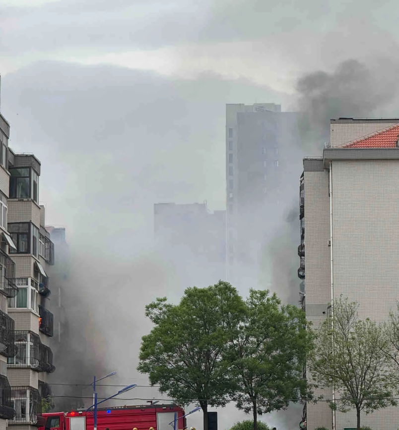 山西省太原市小店區光明路附近的一處居民小區發生爆炸,現場產生大量濃煙,周邊建築有玻璃震碎。(影片截圖)