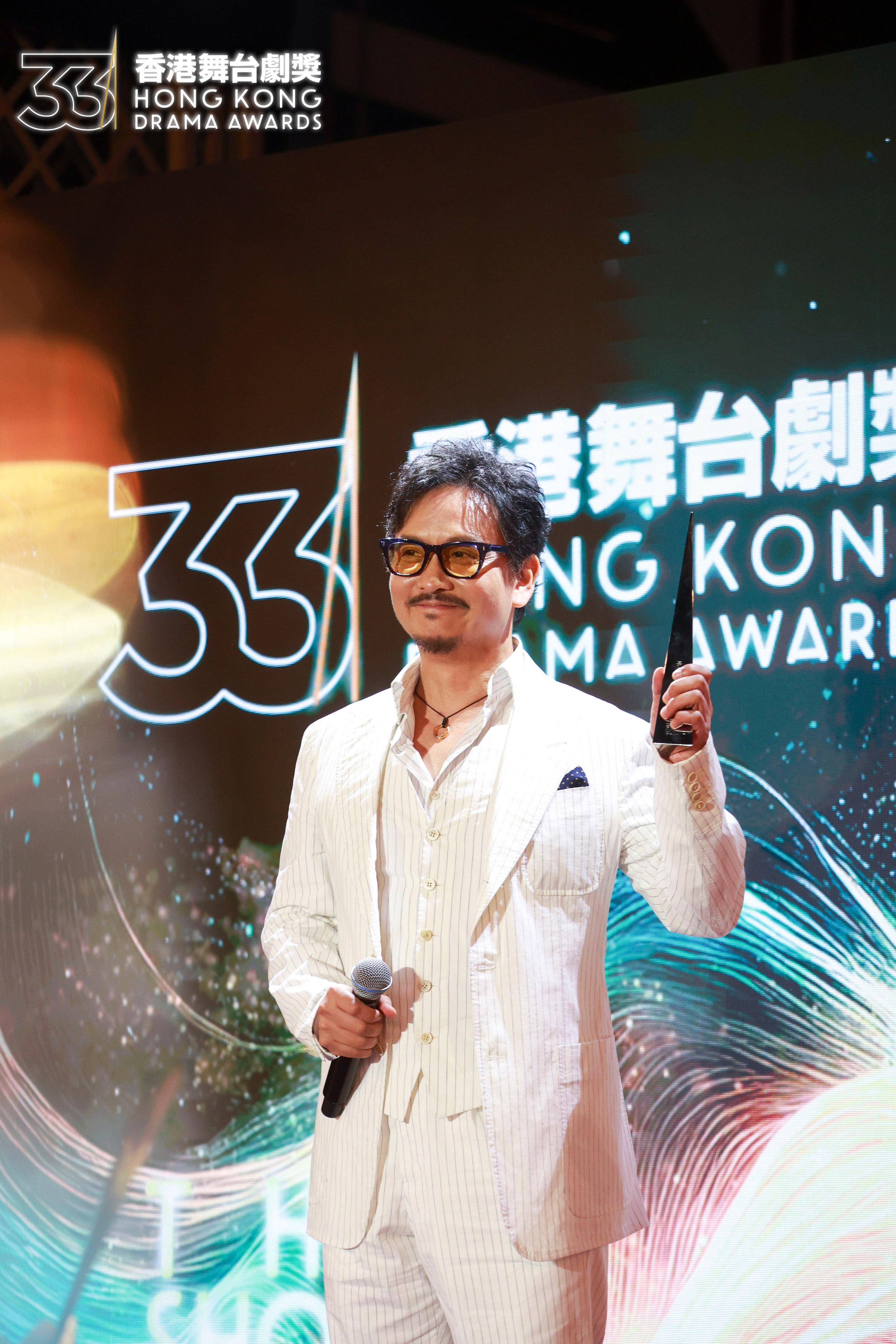 謝君豪手握獎座擔任本屆嘉賓司儀並頒獎。