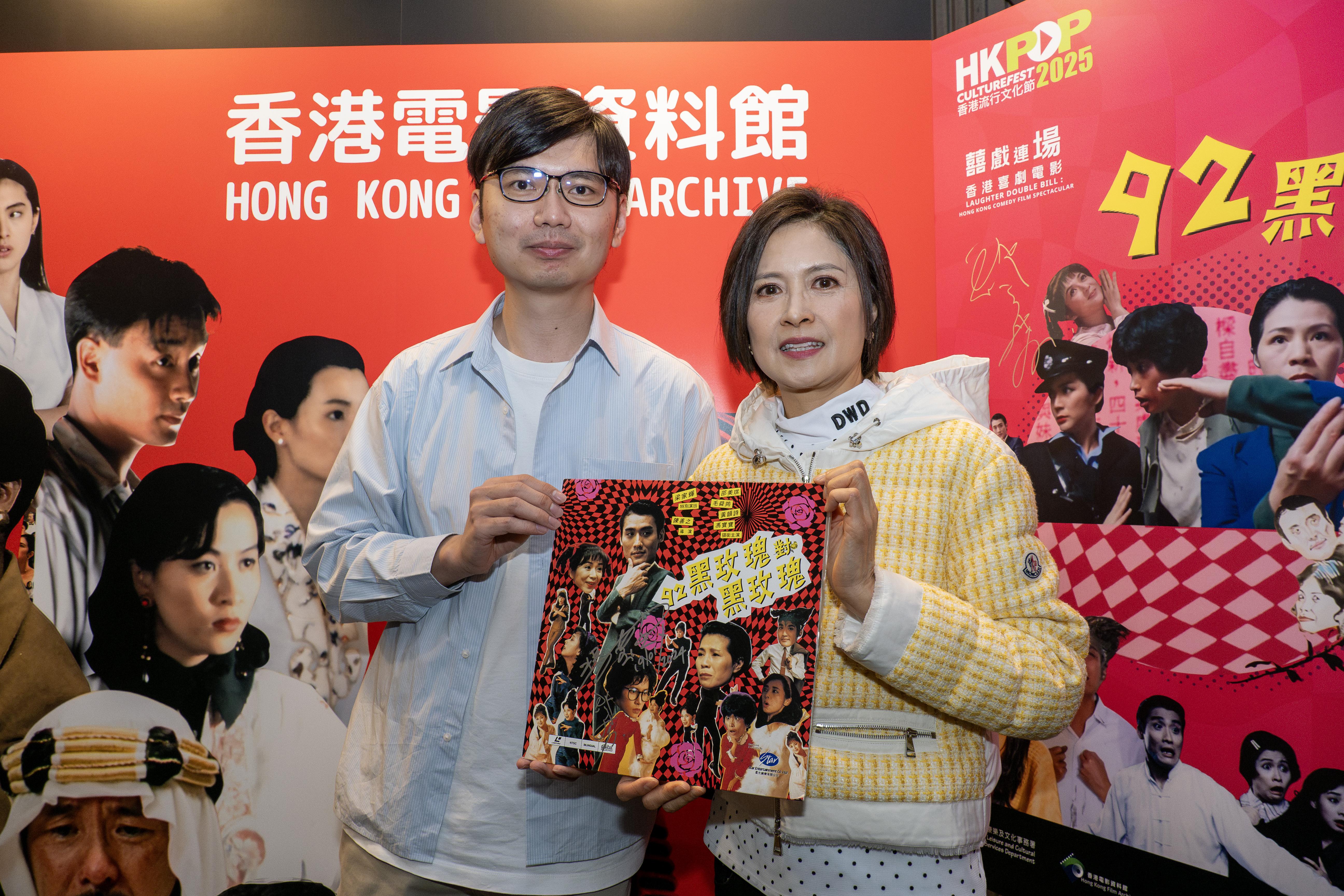 有粉絲帶同珍藏多年的《92黑玫瑰對黑玫瑰》的LD給邵美琪簽名。