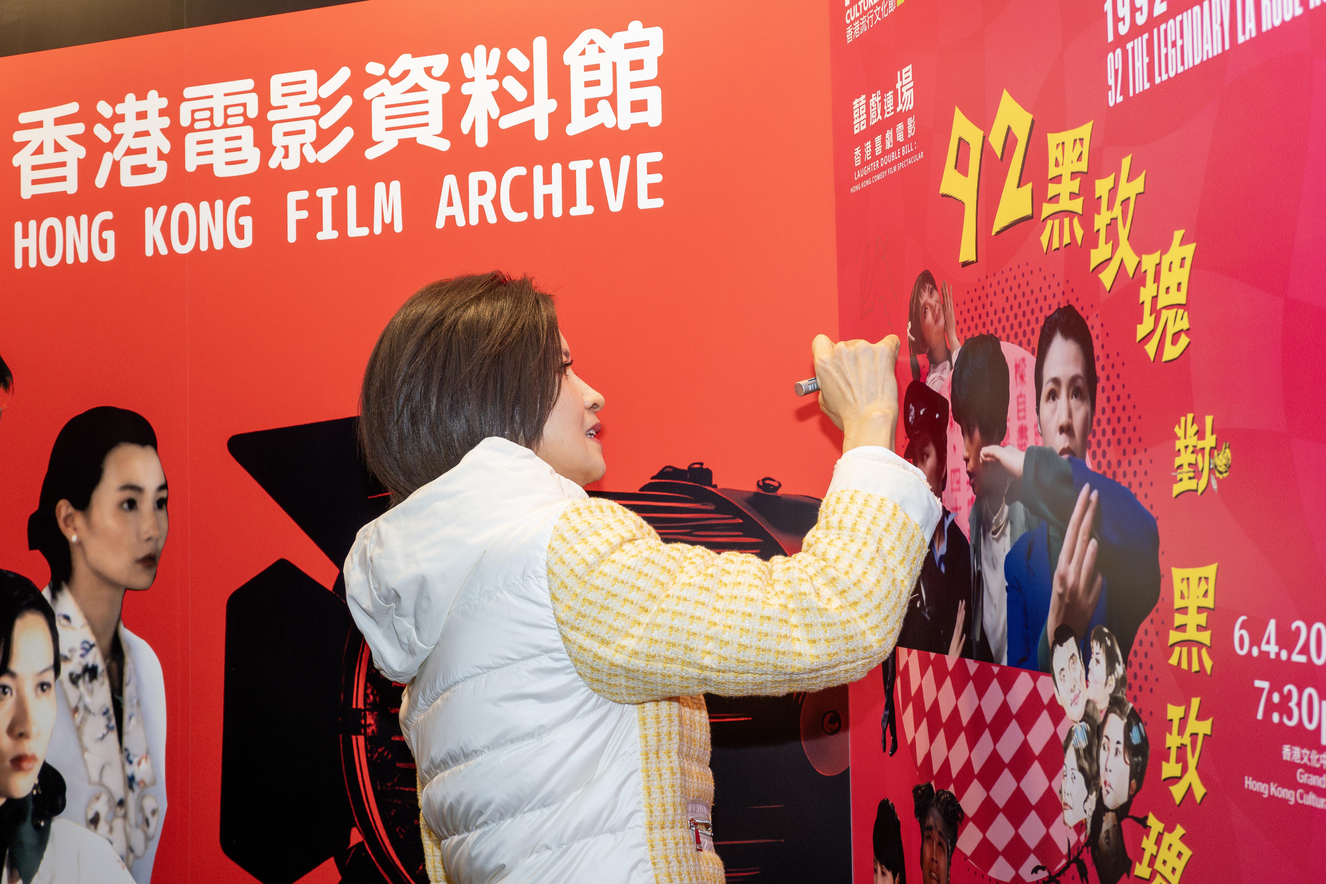 邵美琪現身文化中心大劇院跟影迷見面。