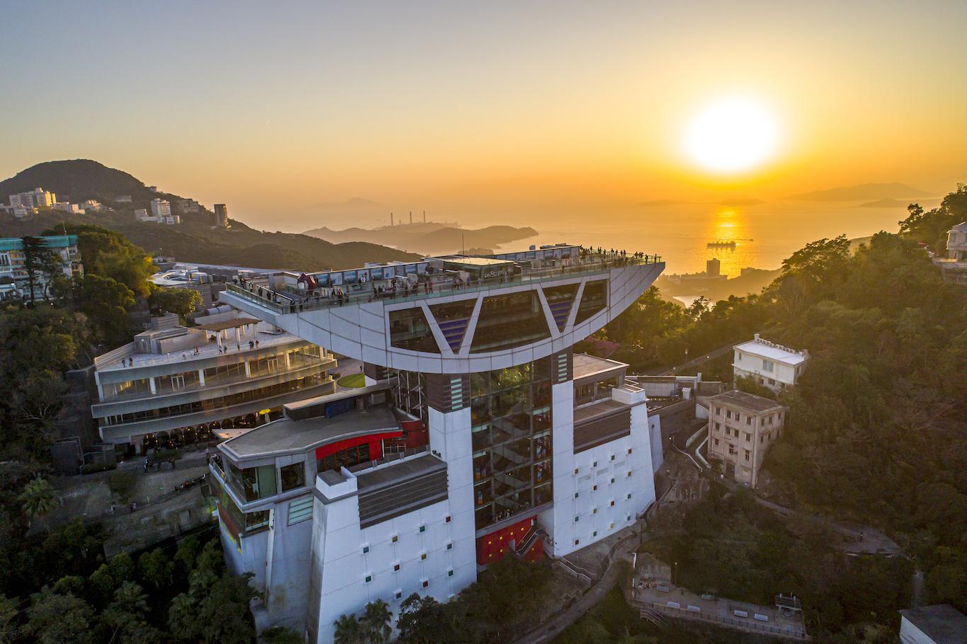 三合一套票,可盡入凌霄閣摩天台,維港美景盡入眼簾。