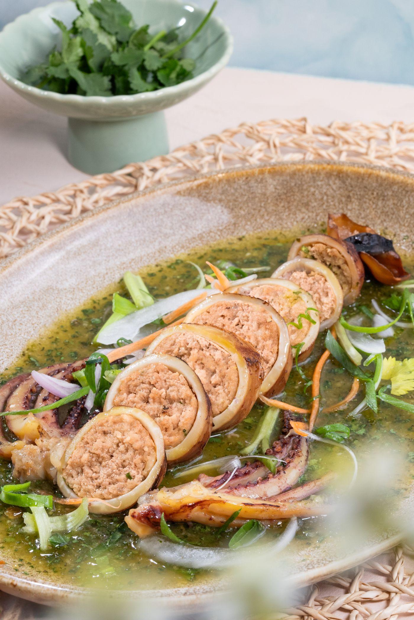 酸檸青汁蒸原隻釀魷魚$188 魷魚圈釀入蝦肉及芫荽免治豬肉,芫荽椰糖辣椒青檸汁相當開胃。