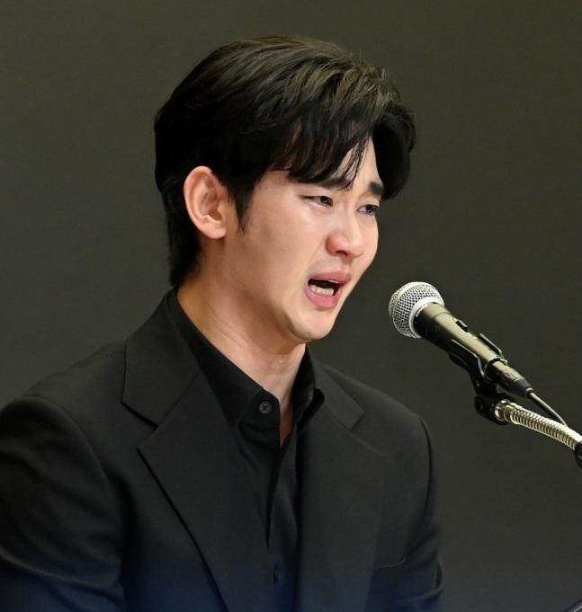 金秀賢早前特別開記者會,誓神劈願稱金賽綸成年後兩人才相戀。