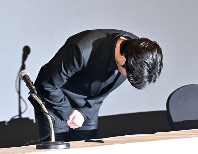 金秀賢在記招上,向受影響人士鞠躬道歉。