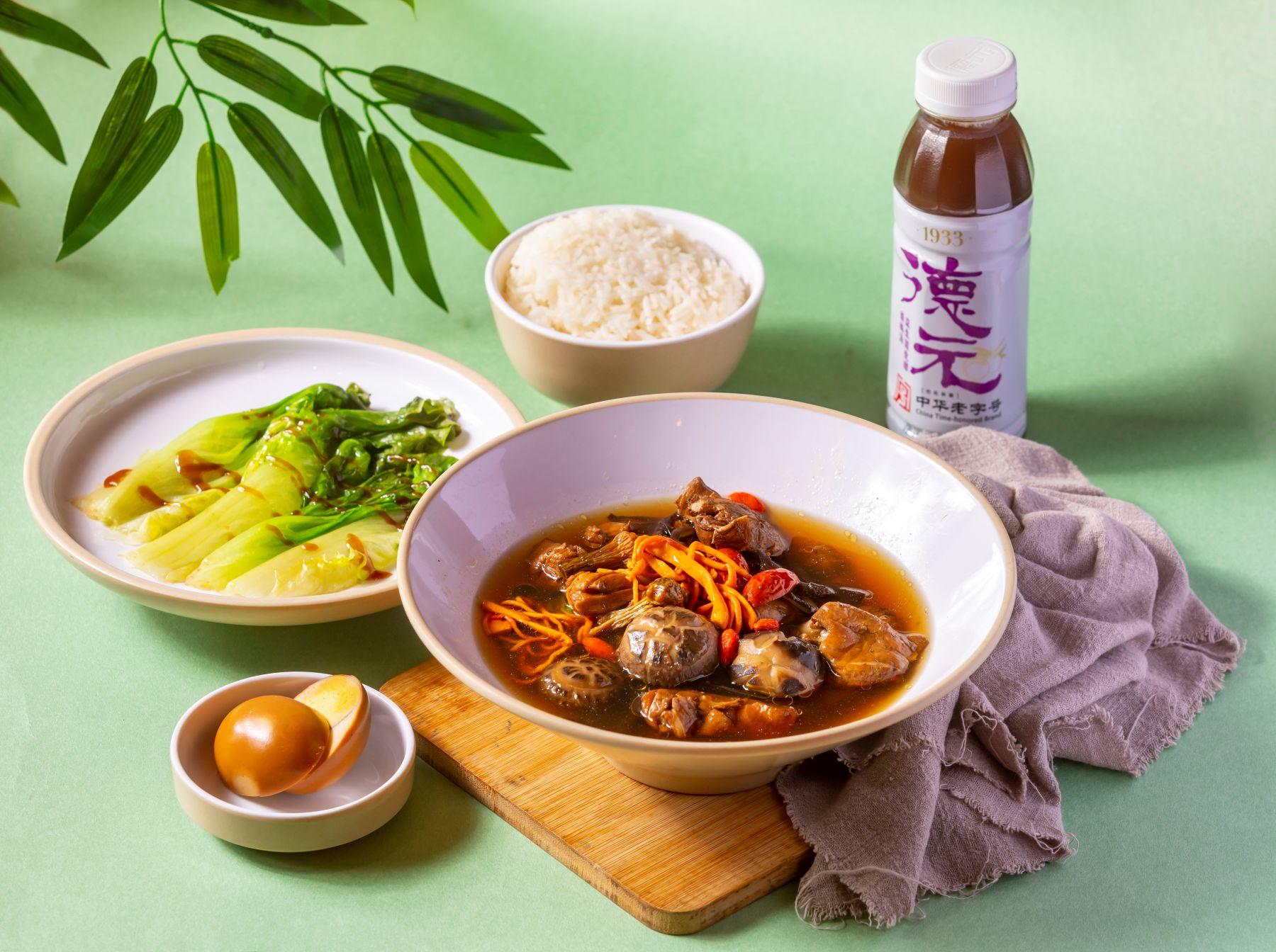 養生菇菌雞飯套餐$58 材料有冬菇、木耳、姬松茸、蟲草花、雞髀菇等;套餐附送滷蛋、時菜及飲品。