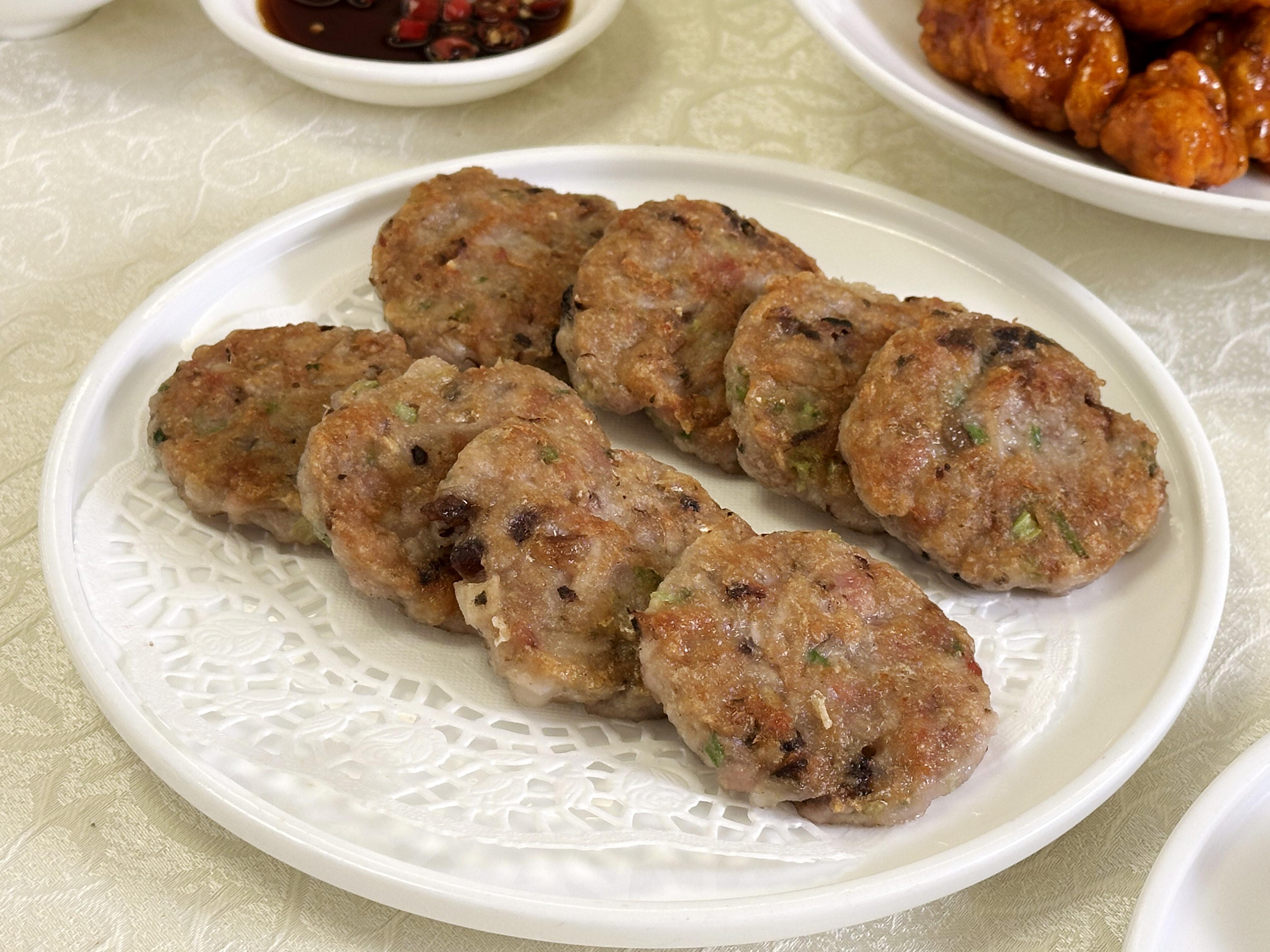 香煎蓮藕餅($144)以新鮮豬肉加入馬蹄丁及青葱生煎,保留豐富肉汁,又增強了爽口感。