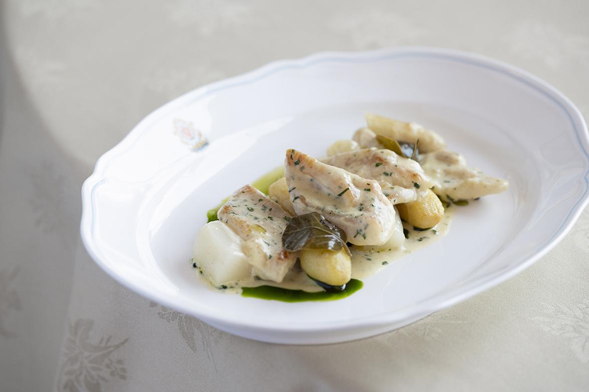 香煎龍脷魚柳配水瓜柳、薯仔及番茜