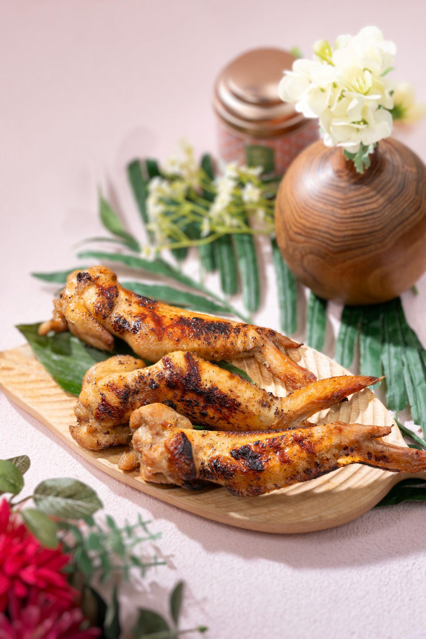 香茅椰糖烤雞全翼$22/隻 以超過20種配料醃味,再搽上椰糖烤香,飽滿爆汁。