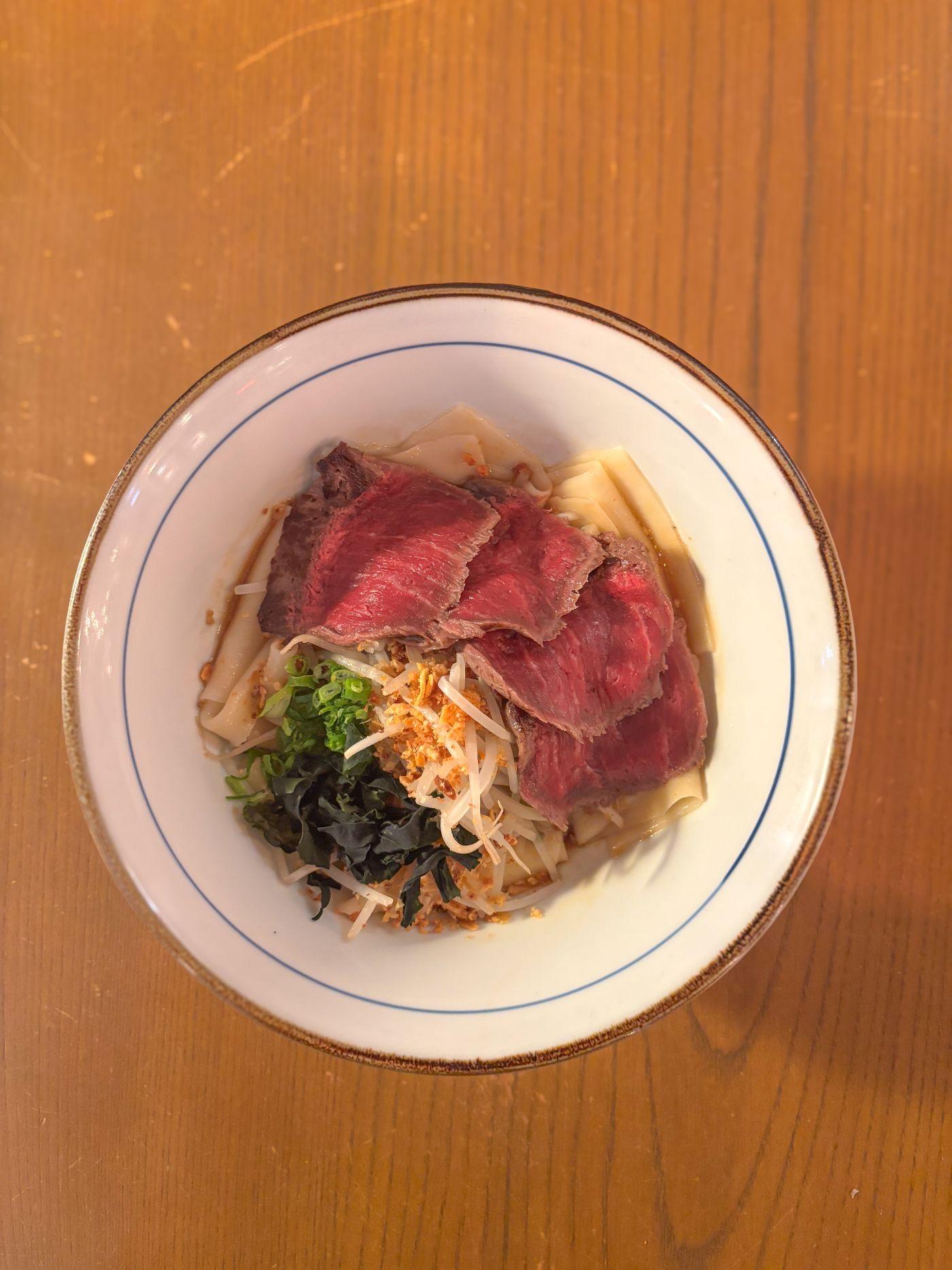 香蒜燒汁配火炙和牛他他撈布麵 火炙鹿兒島和牛配搭民豐日式手工布麵及秘製香蒜燒汁日本醬油。