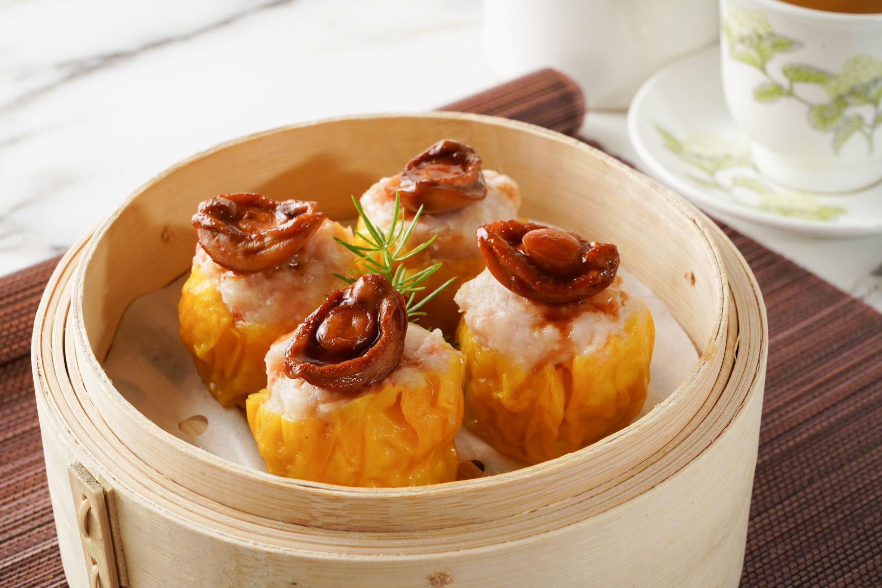 每位惠顧放題成人食客送鮑魚燒賣1件。