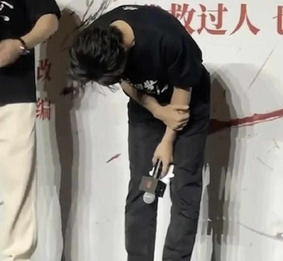 黃曉明曾在活動上哽咽向公眾鞠躬道歉。