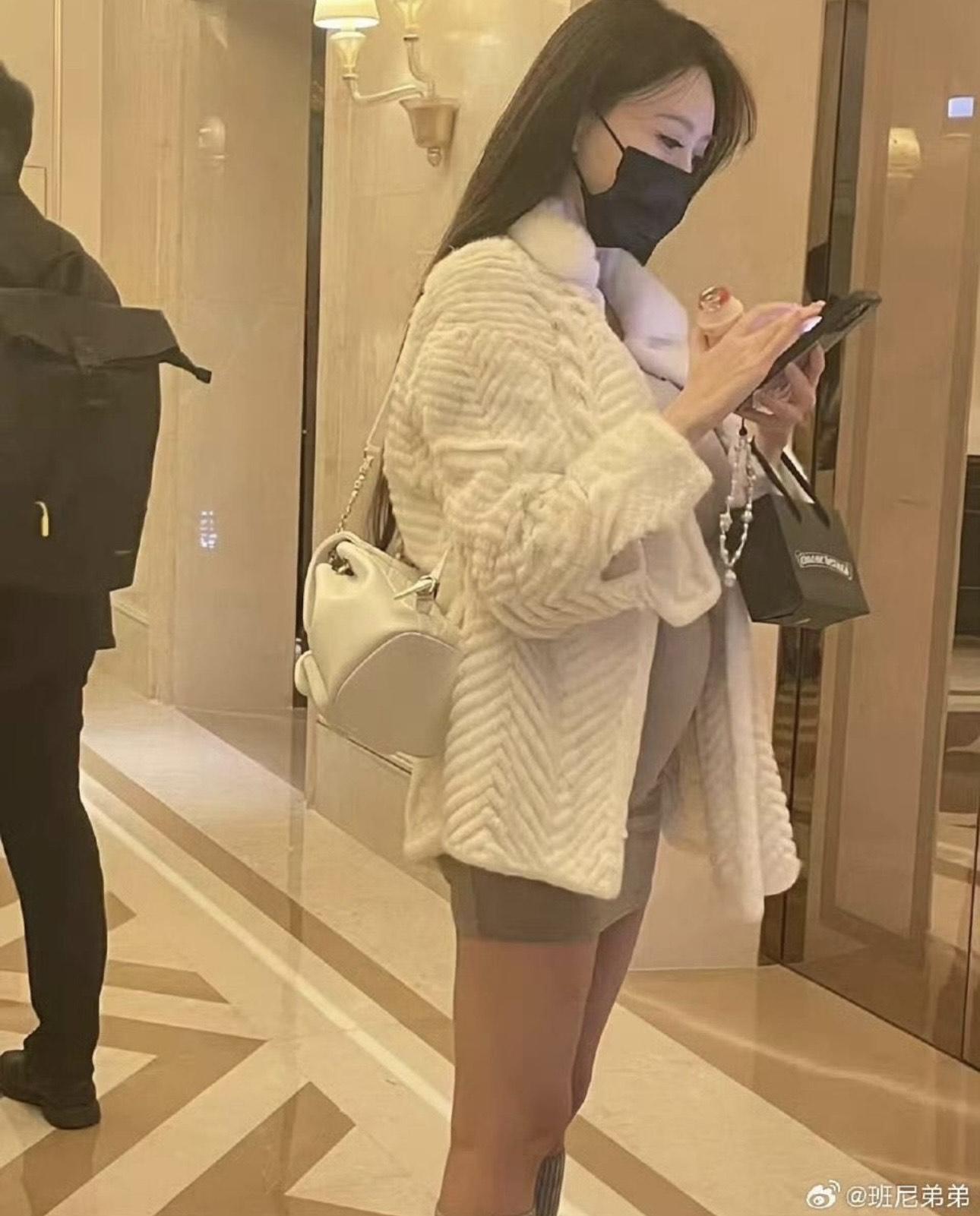 傳葉珂於2月已於上海為黃曉明誕下女兒。