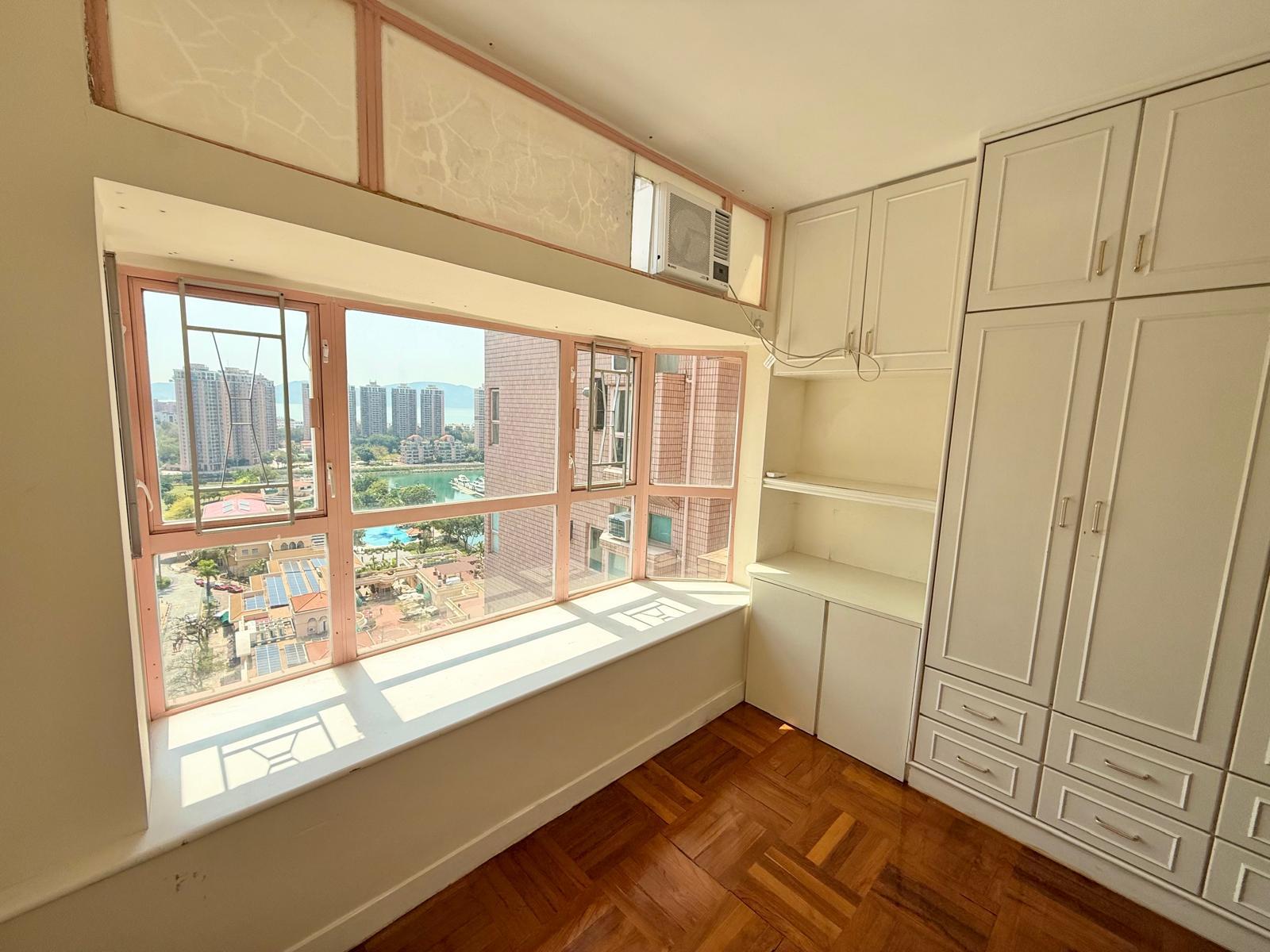 單位主人套房景觀亦十分開揚,採光度極高。(代理提供)