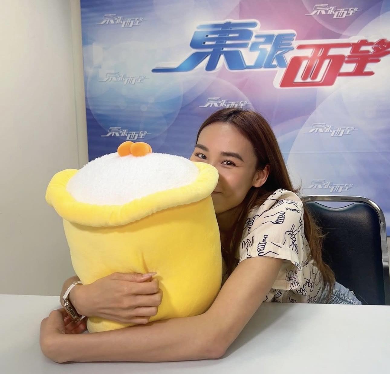 黎寬怡近年主持《東張西望》,健康形象非常入屋。