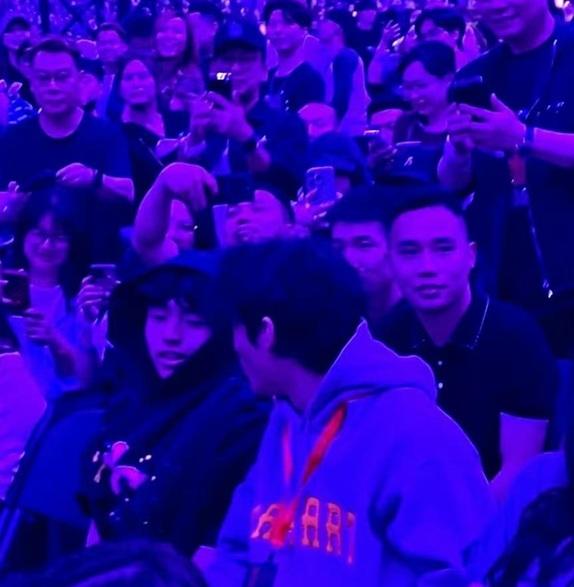 Quintus用衛衣帽笠頭顯得有點怕醜