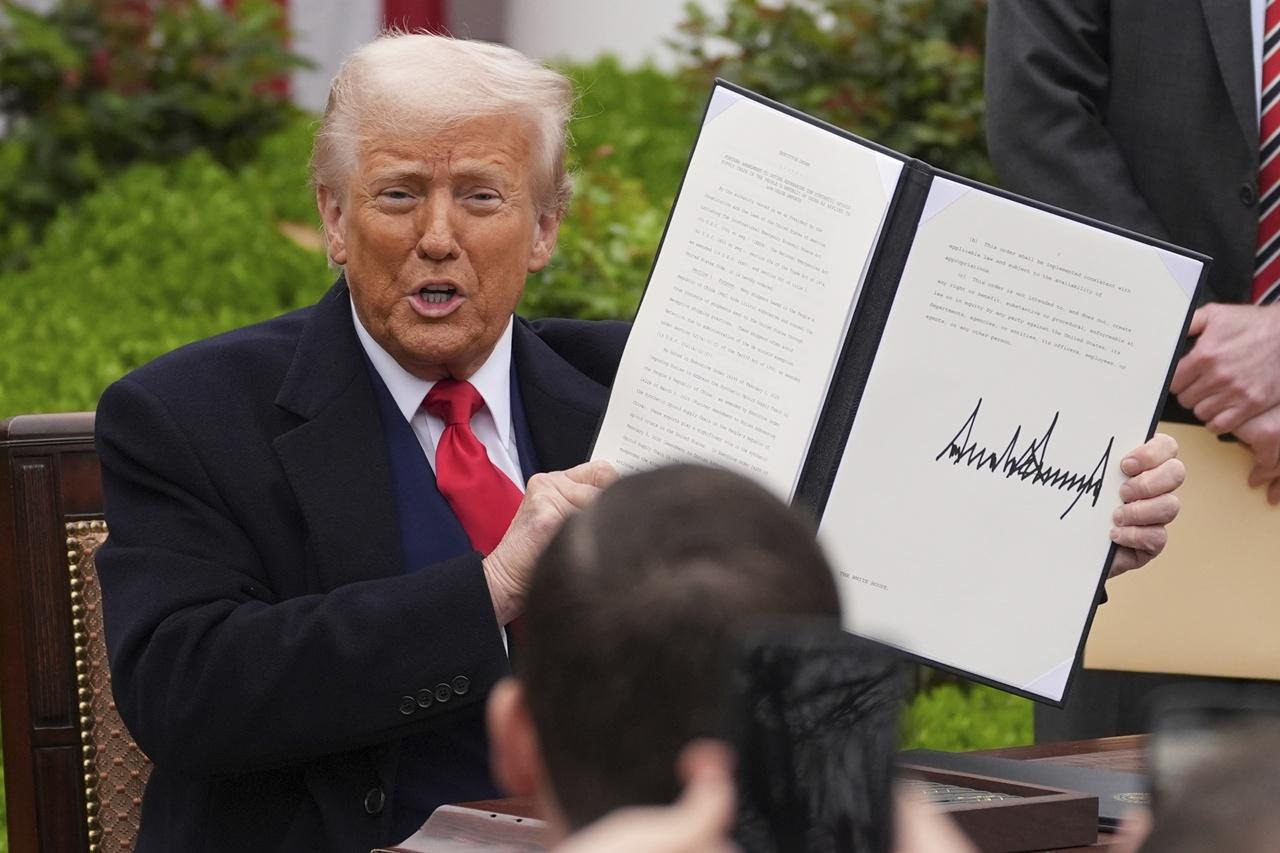 特朗普簽署行政命令,取消對來自中國內地和香港的小額包裹豁免關稅政策,5月2日起生效。(AP)