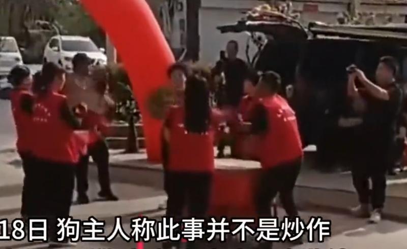 現場敲鑼打鼓,載歌載舞,場面熱鬧。(微博)