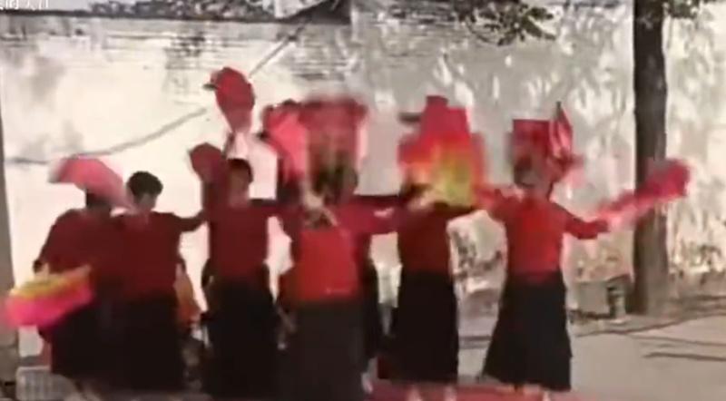 現場敲鑼打鼓,載歌載舞,場面熱鬧。(微博)