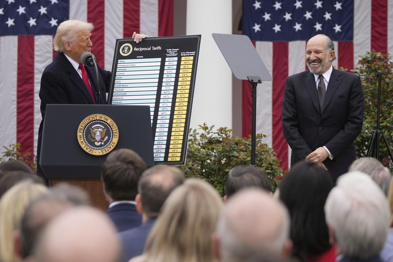 特朗普形容對等關稅是美國經濟獨立的宣言,多年來,當其他國家變得富裕和強大時。(AP)