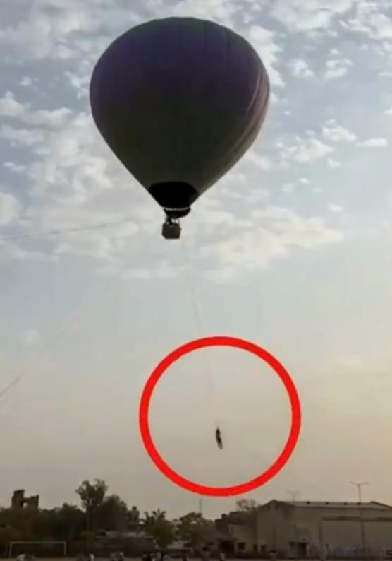 Khatri被扯到空中大約30米高時,卻因繩子斷掉而墮地。(X)